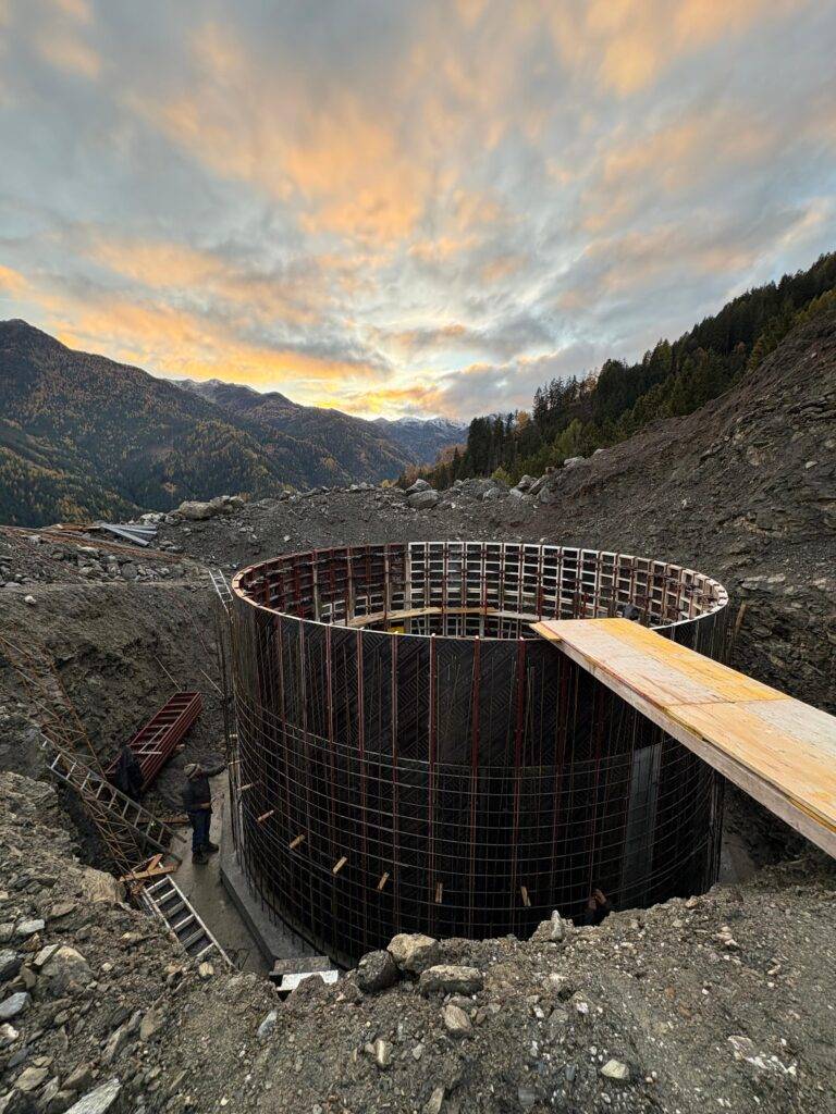 Rund-Schalen-mit-der-Schalung-fuer-Waende-Maxim